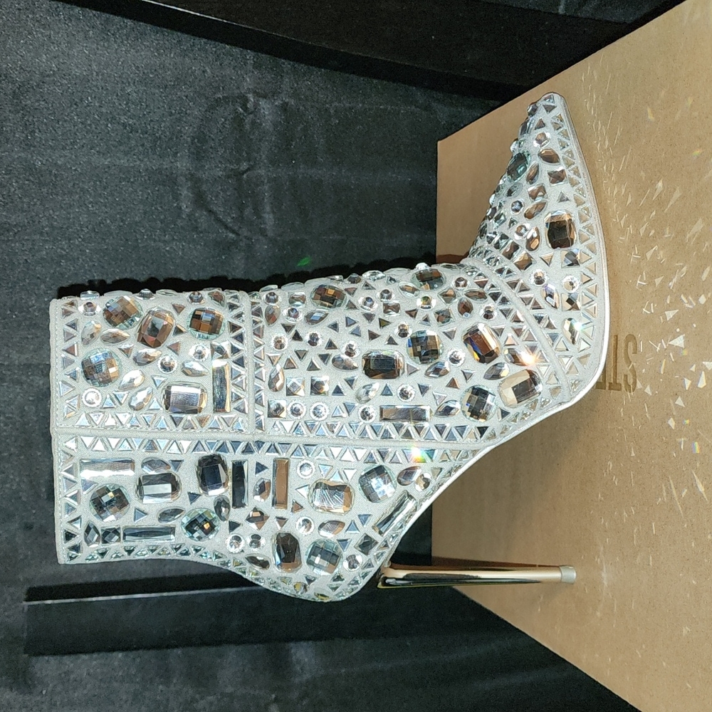 STEVE MADDEN SILVER CRYSTALLE RHINESTONE BOOTIES size 7